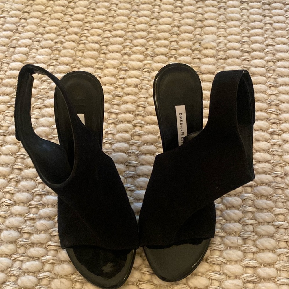Diane con Fustenberg Black suede open toe and heel dress wedge